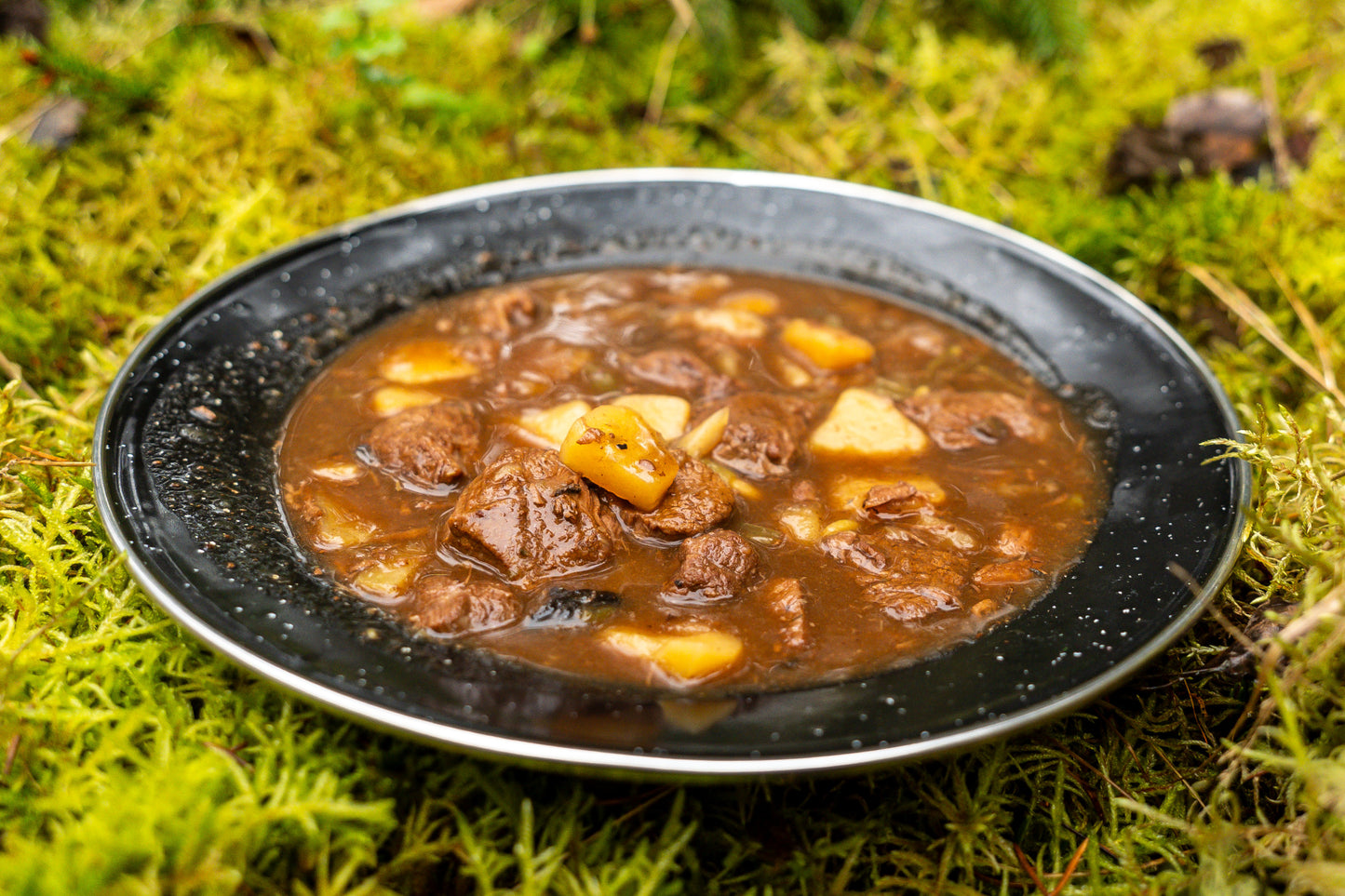 Wilder Gulaschtopf mit Kartoffeln und Bohnen